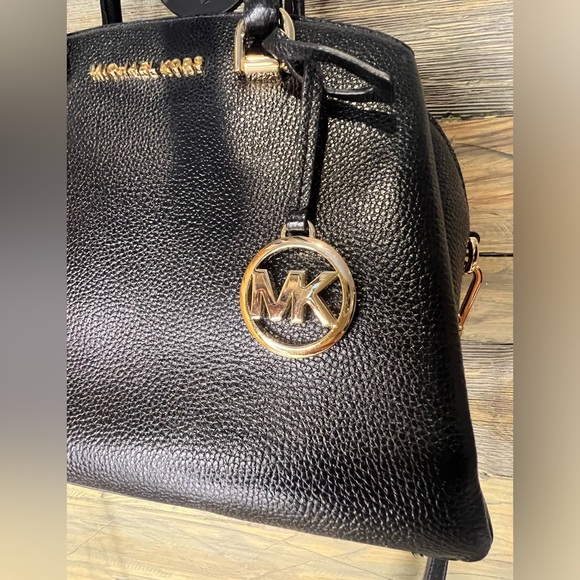 BIN047.2 LIKE NEW Michael Kors MK Logo Gold Charm Black Pebble Leather Satchel - Picture 1 of 10